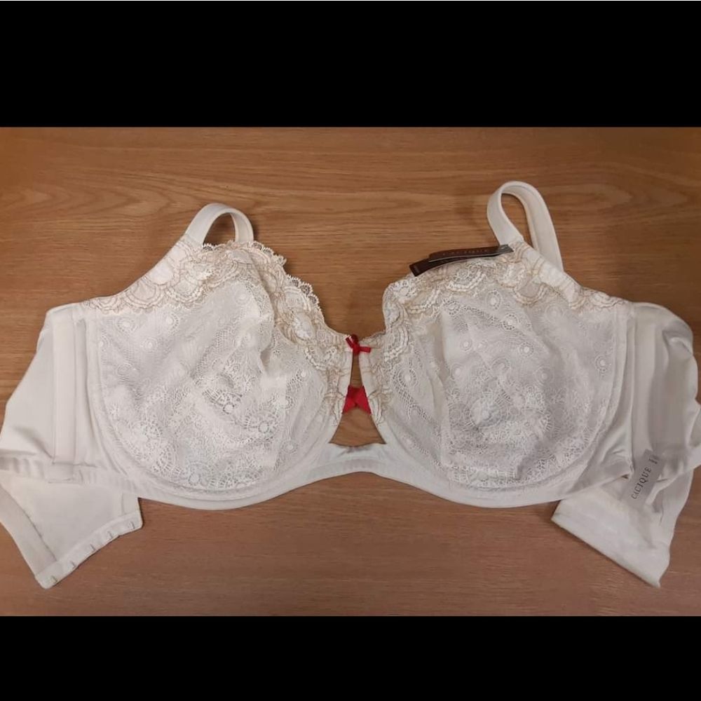 Cacique 44H Ivory bow front design with lace bra